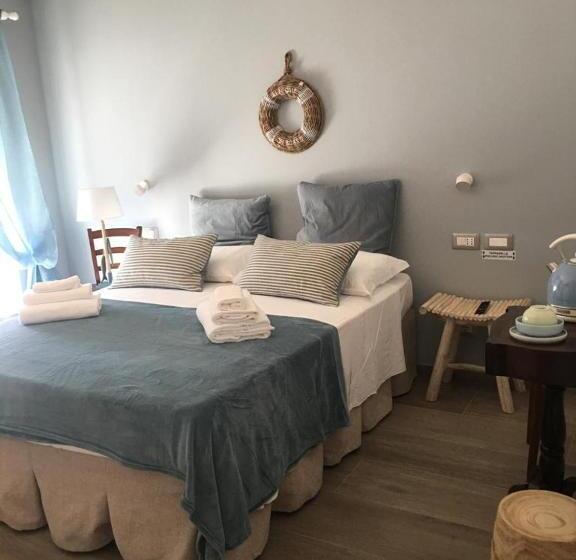 スタンダードルーム, Laura E Christian   Rooms