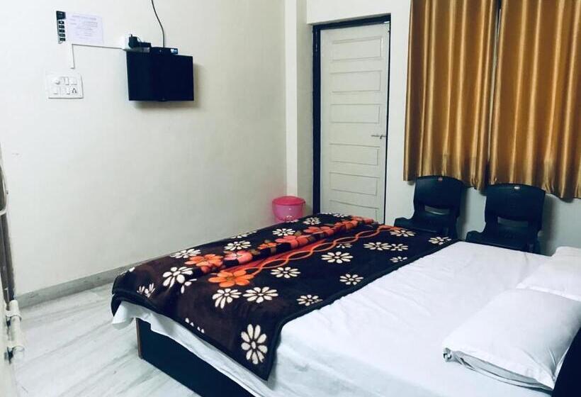 חדר משפחתי, Mango Guest House