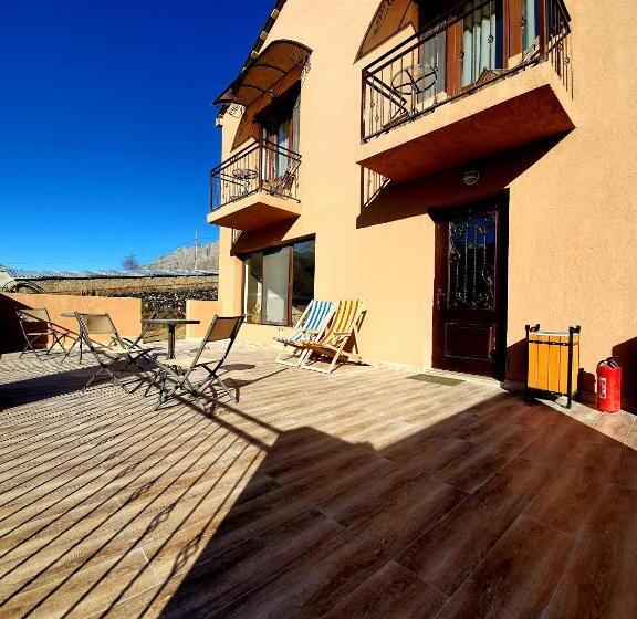 اتاق استاندارد چهار تخته, Nikolo Inn