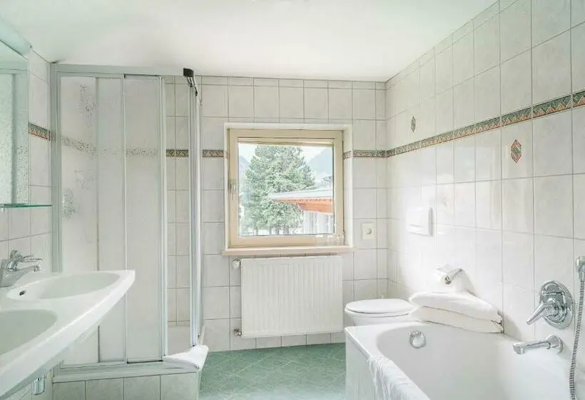 اتاق استاندارد چهار تخته, Alpenpension Regina