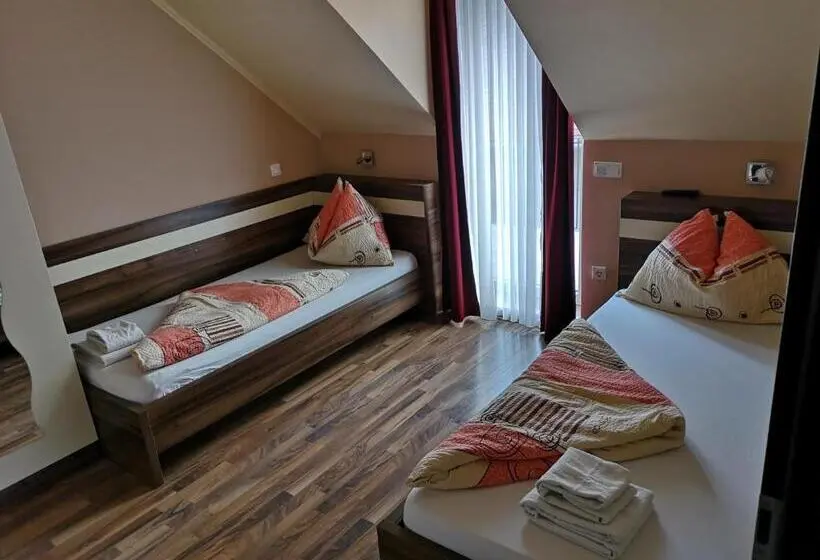 آپارتمان 1 خوابه با چشم‌انداز استخر, Borostyán Panzió Balatonfüred