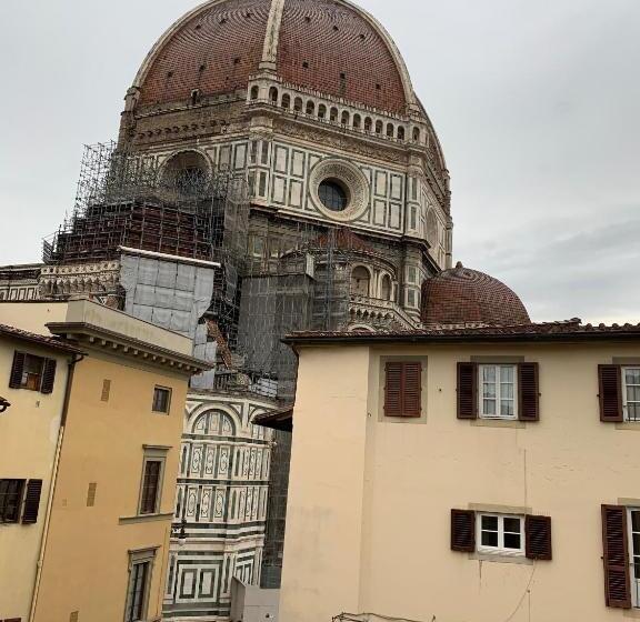 اتاق لوکس با چشم‌انداز شهر, Domus Plaza