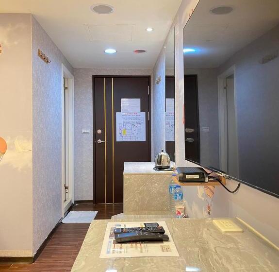 اتاق استاندارد چهار تخته, Jung Shin