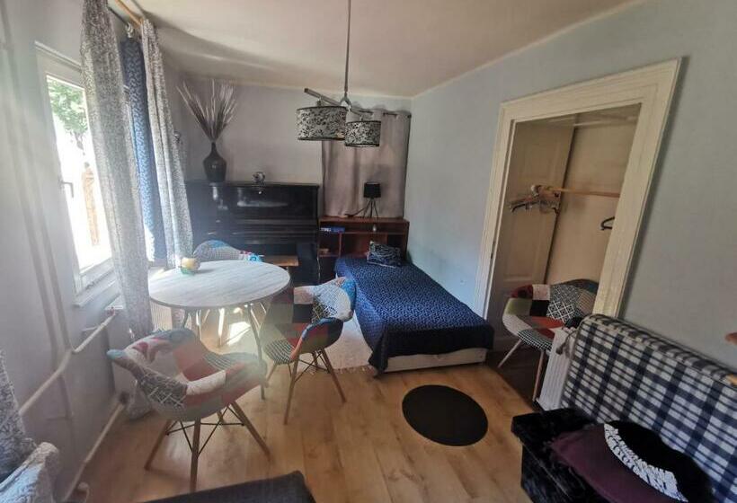 带共用浴室的标准房间, Karikatúra Vendégház