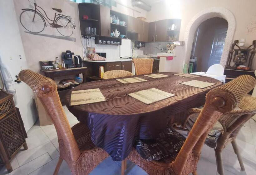 带3个卧室的公寓, Karikatúra Vendégház