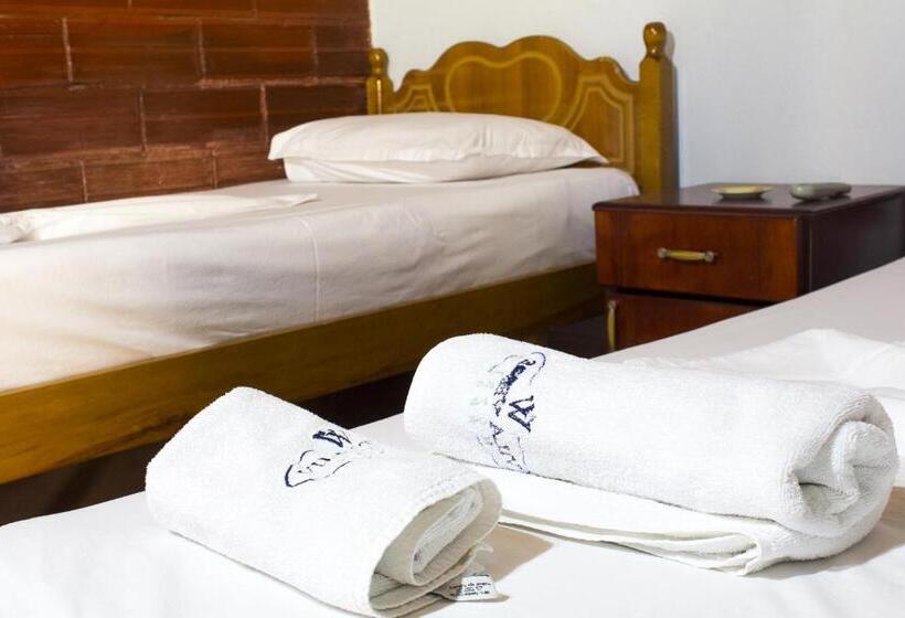 הכלכלה חדר לארבעה עם מקלחת משותפת, Central