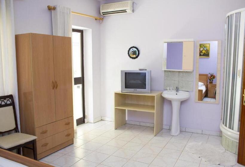 הכלכלה חדר לארבעה עם מקלחת משותפת, Central