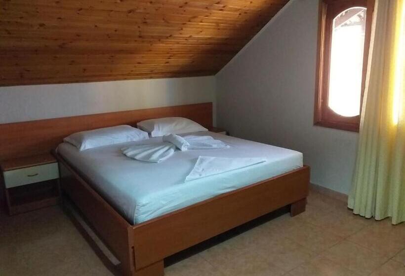 הכלכלה חדר לארבעה עם מקלחת משותפת, Central