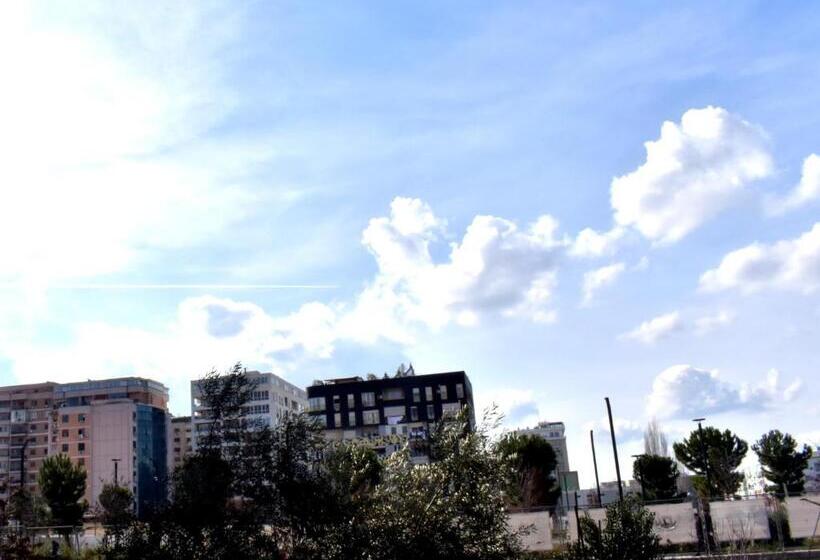 הכלכלה חדר לארבעה עם מקלחת משותפת, Central