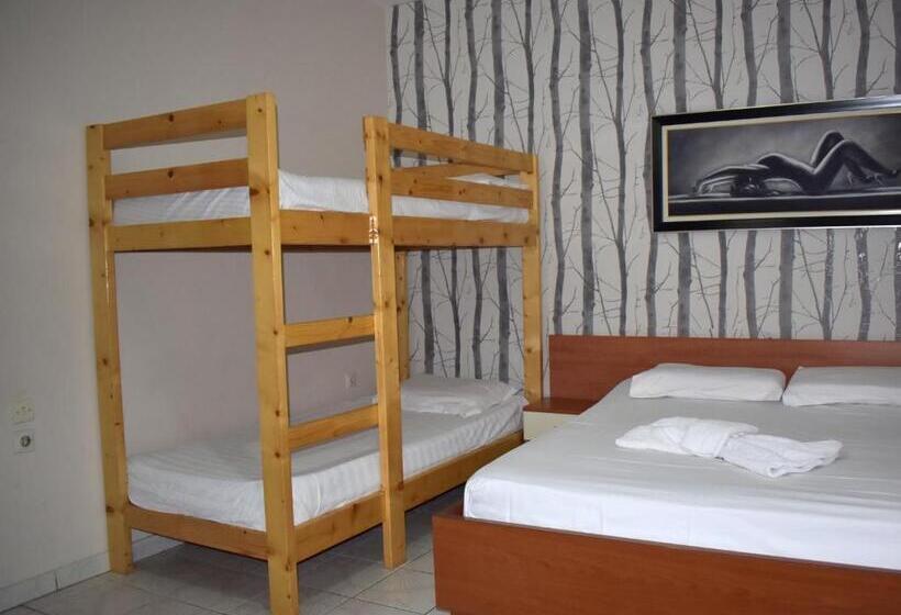 הכלכלה חדר לארבעה עם מקלחת משותפת, Central