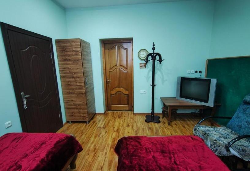اتاق لوکس, Guest House Nadejda
