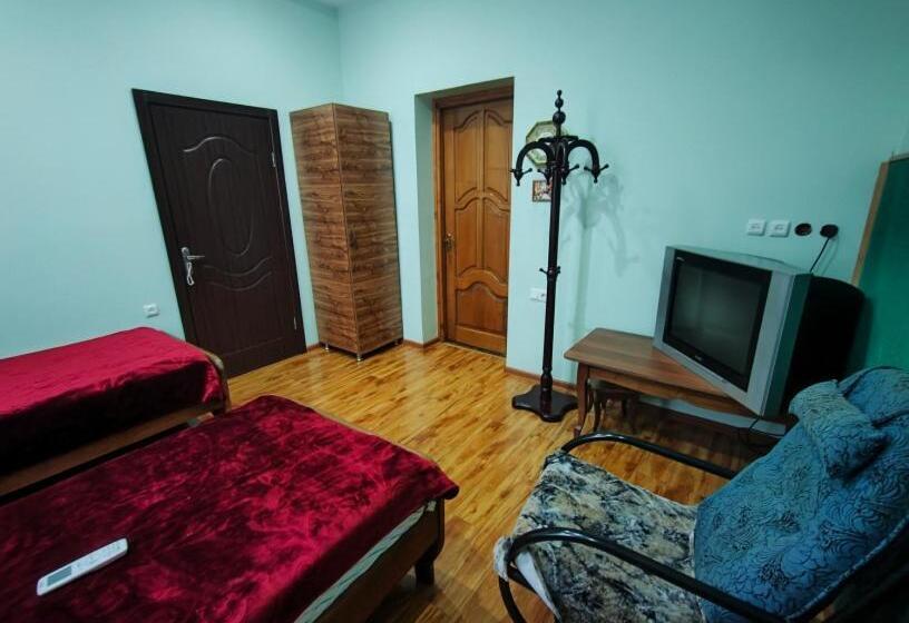 اتاق لوکس, Guest House Nadejda