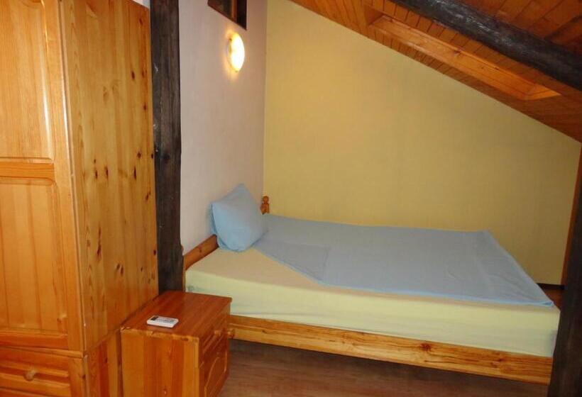 패밀리 스튜디오, Guest House The House