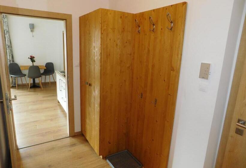 إستديو قياسى مزود بشرفة, Penzion Eden