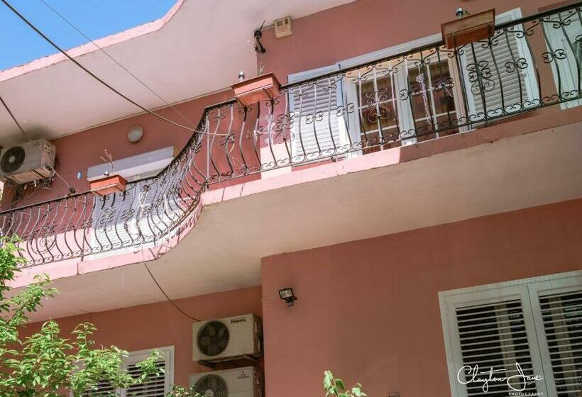 غرفة قياسية ثلاثية, Villa Center