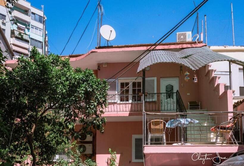 غرفة قياسية ثلاثية, Villa Center