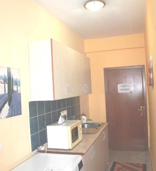 غرفة قياسية ثلاثية, Villa Center