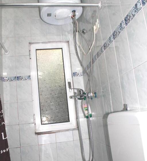 غرفة قياسية ثلاثية, Villa Center