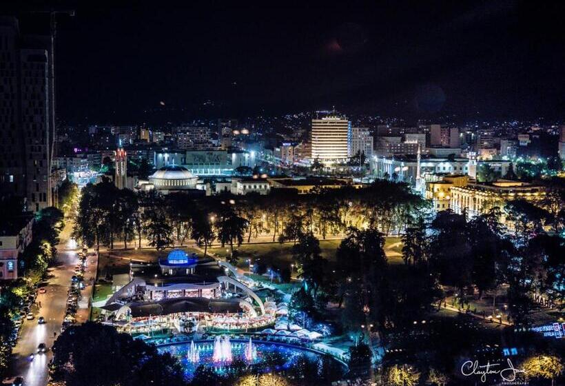 غرفة قياسية رباعية, Villa Center