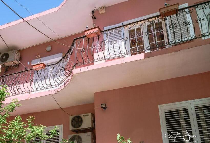 غرفة قياسية رباعية, Villa Center