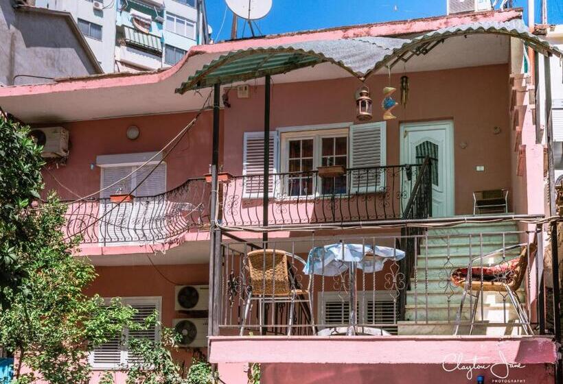 غرفة عائلية, Villa Center