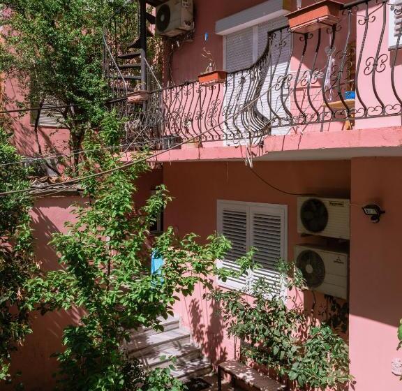 غرفة عائلية, Villa Center