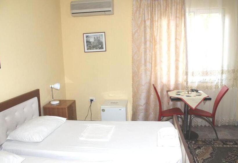 غرفة قياسية ثلاثية, Villa Center