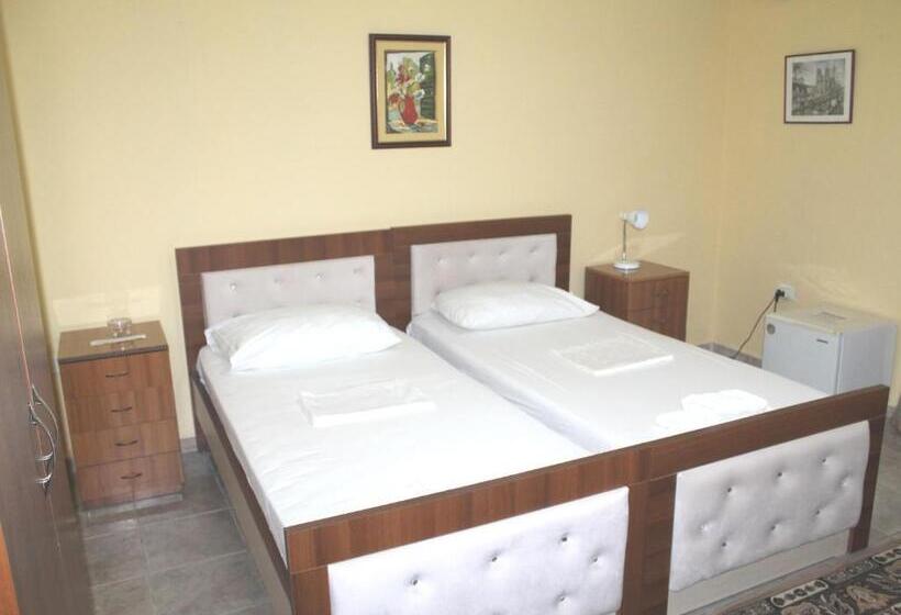 غرفة قياسية ثلاثية, Villa Center