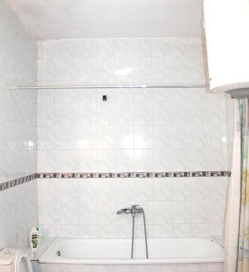 غرفة قياسية رباعية, Villa Center