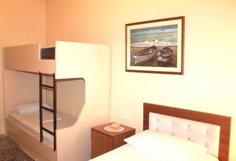 غرفة قياسية رباعية, Villa Center