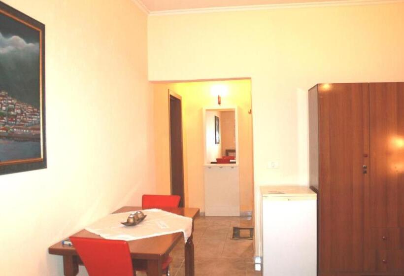 غرفة قياسية رباعية, Villa Center