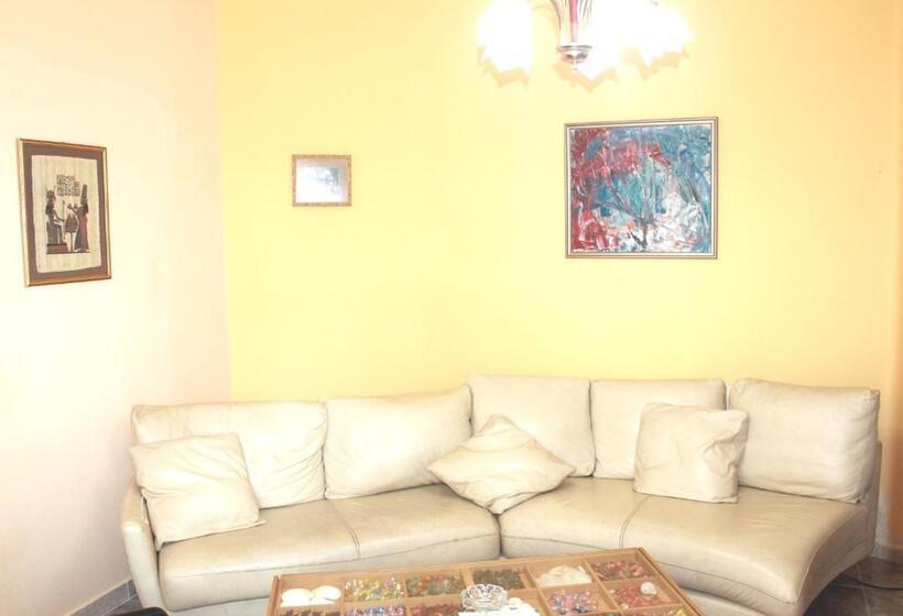 غرفة قياسية رباعية, Villa Center