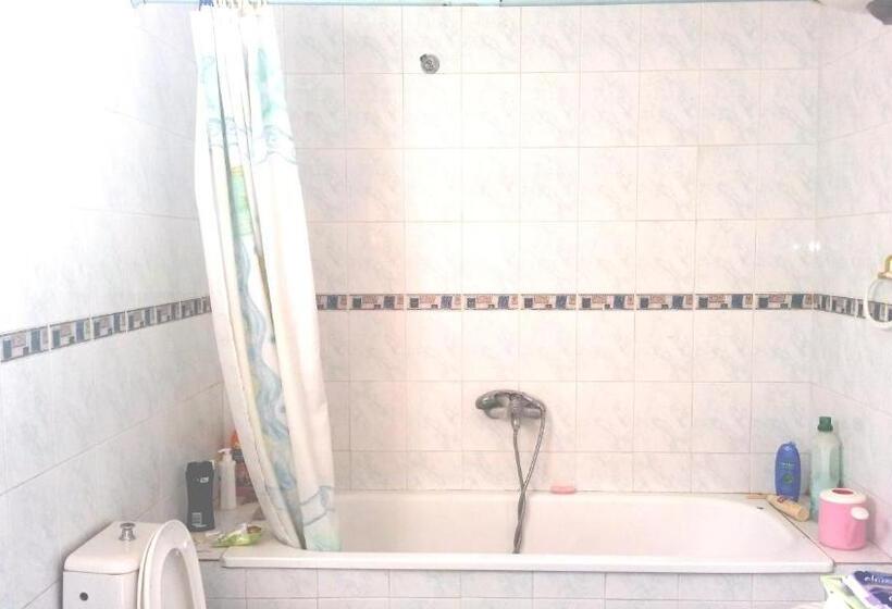 غرفة قياسية رباعية, Villa Center