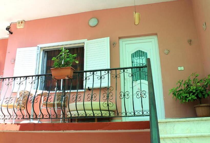 غرفة عائلية, Villa Center