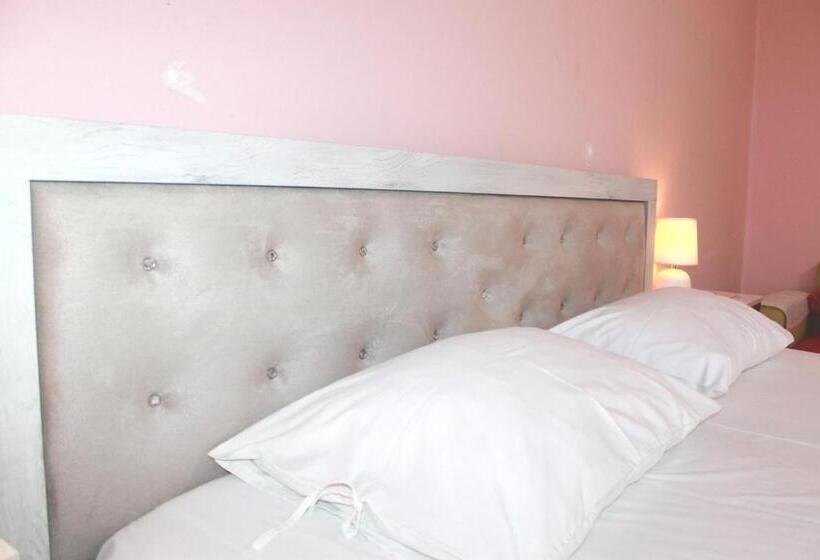 غرفة عائلية, Villa Center