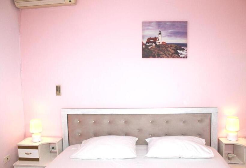 غرفة عائلية, Villa Center