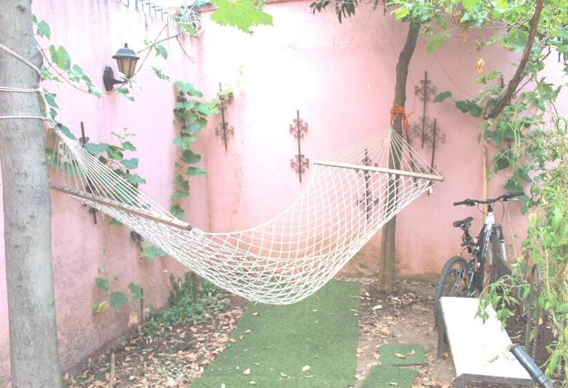 غرفة عائلية, Villa Center