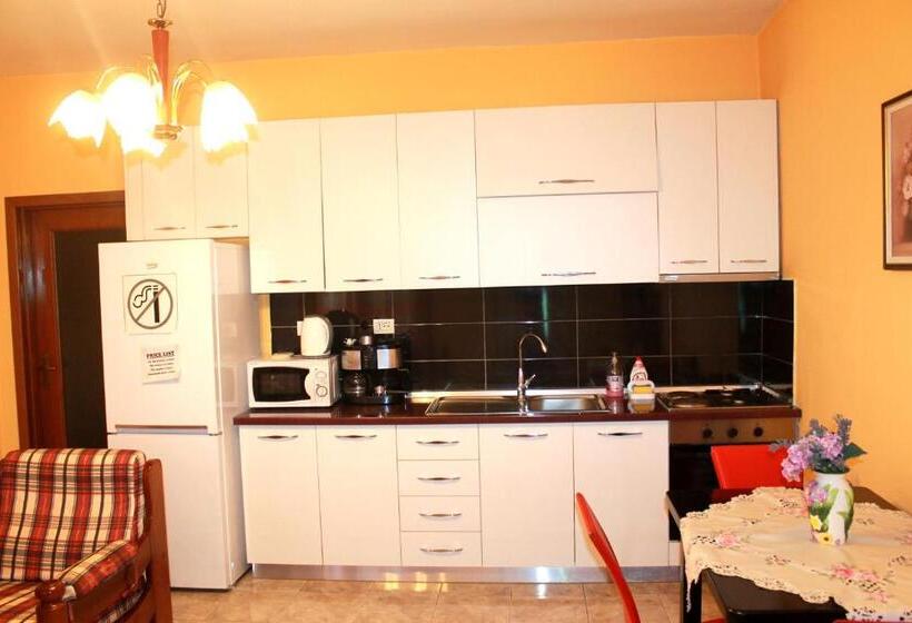 شقة غرفة نوم واحدة مزودة بشُرفة, Villa Center