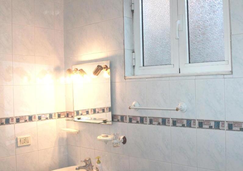 غرفة قياسية رباعية, Villa Center