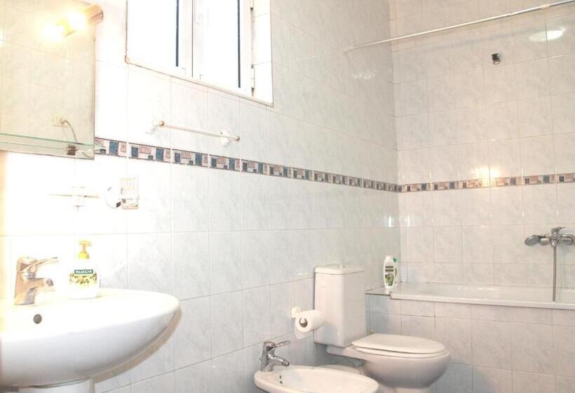 غرفة قياسية رباعية, Villa Center