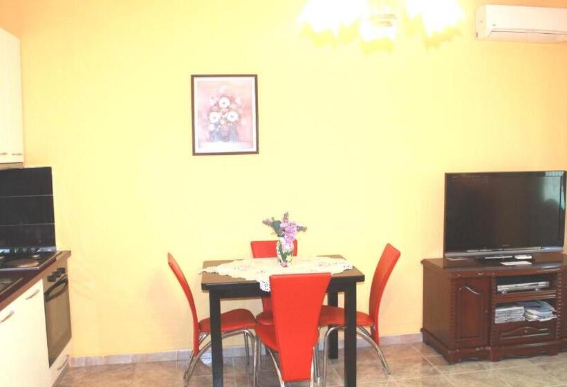 غرفة عائلية, Villa Center