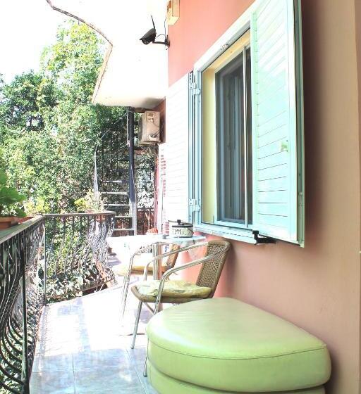 غرفة عائلية, Villa Center