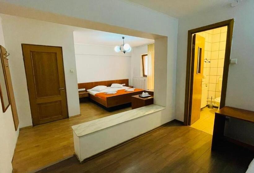 חדר משפחתי, Pensiunea Luminita