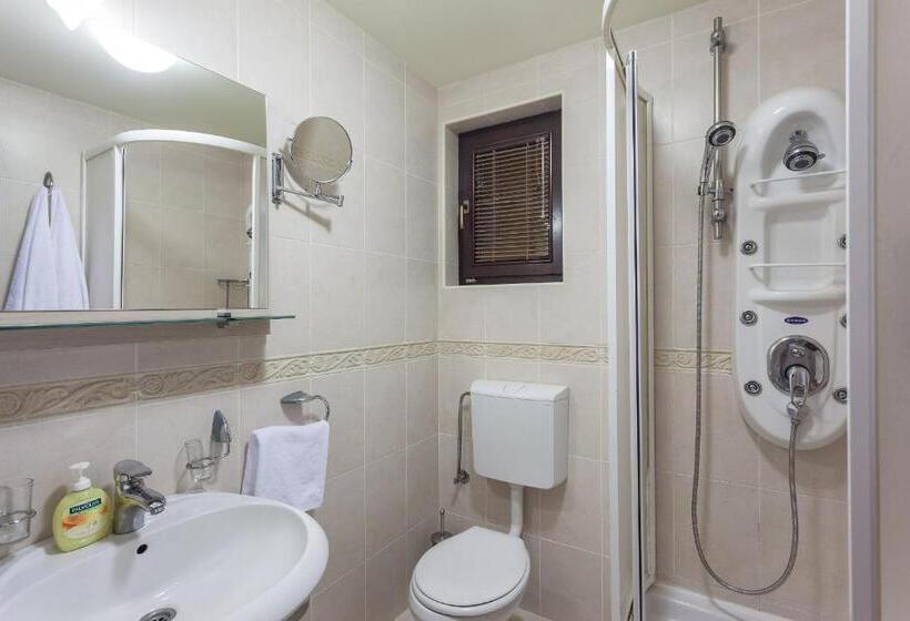 آپارتمان 2 خوابه با تراس, Guest House Vila Bajka