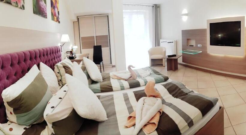 内部经济间, Willa Adonis