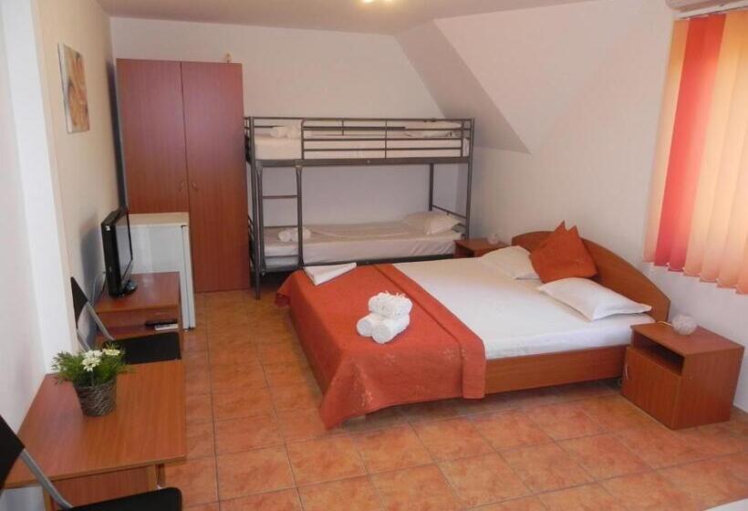 اتاق خانوادگی, Pensiunea Iubesc Marea