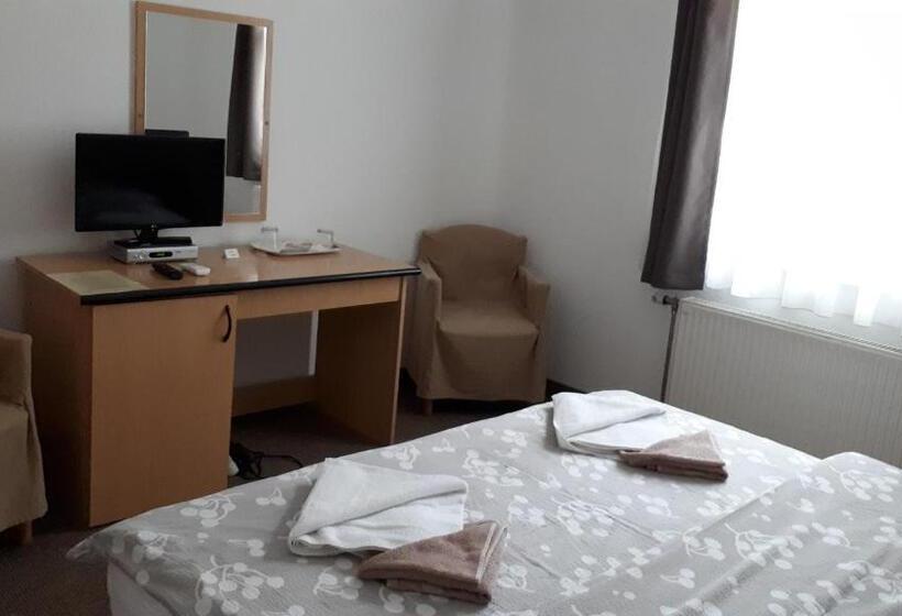 Standardrum, The Corner House Panzió