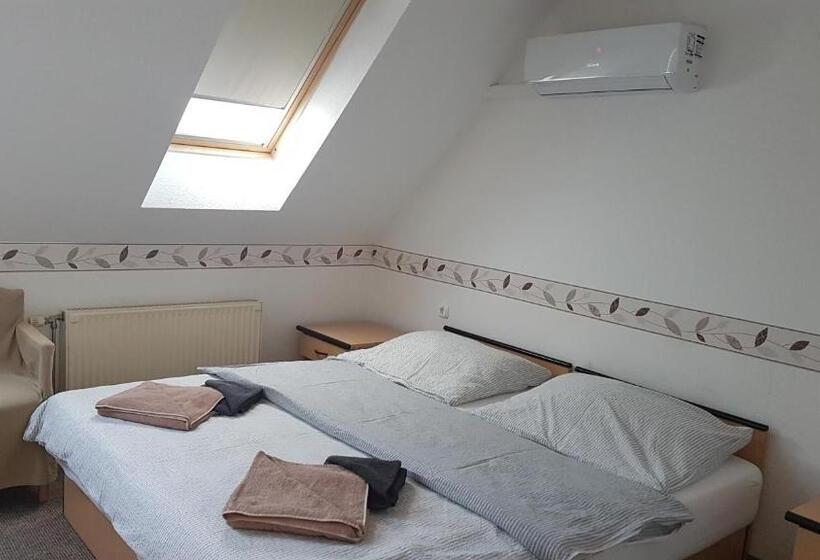 Komfortrum, The Corner House Panzió