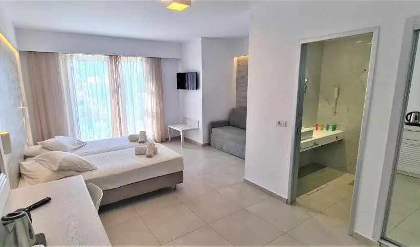 Deluxe Junior Suite Pool View