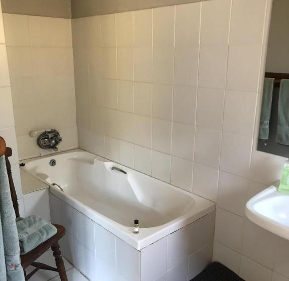 חדר משפחתי, Notting Hill Lodge